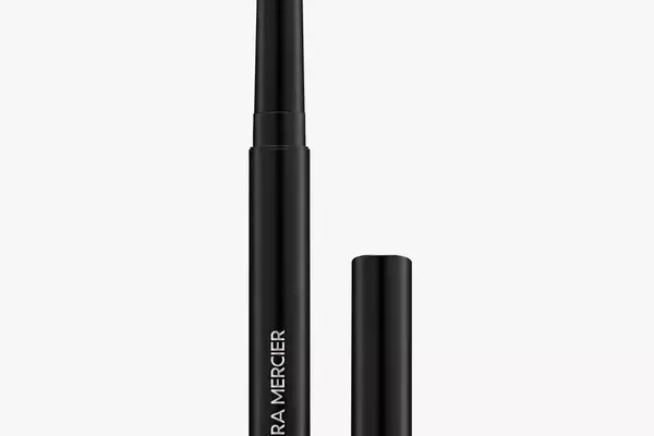 Enhancing Blue Eyes: Expert Makeup Techniques and Product Recommendations
