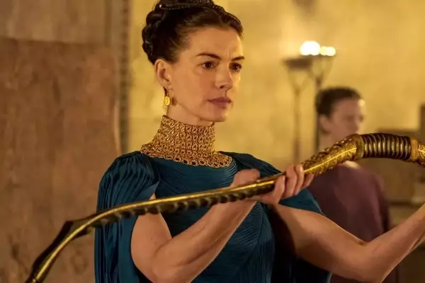 Anne Hathaway's Oscar Campaign Dilemma for 'The Odyssey'