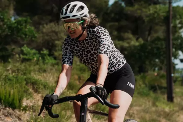 Paria R-01 Short Sleeve Jersey: Style Meets Performance in Cycling Apparel