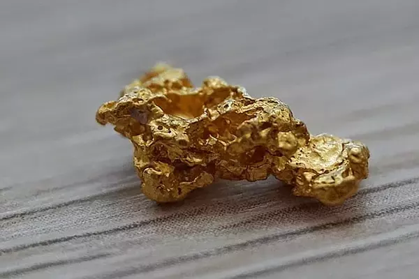 Gold Prices Rise as Dollar Weakens, Geopolitical Tensions Ease