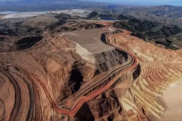 The Interplay of Oil and Gold in Economic Cycles