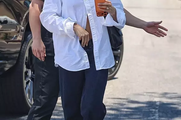 Celebrity-Inspired Button-Up Shirt Styling: From Casual Chic to Modern Elegance