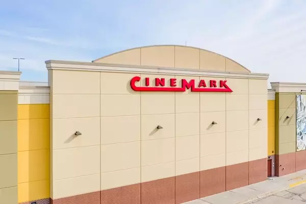Cinemark Holdings: Unexpected Earnings Surge Highlights Industry's Paradoxical Challenges