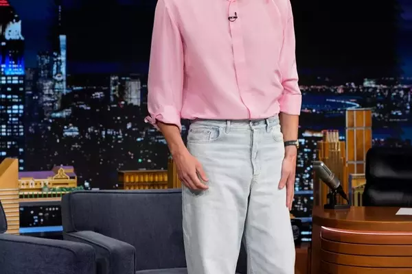 Drew Starkey's Pink Dior Shirt: A Masterclass in Bold Style
