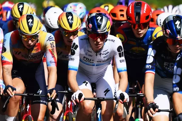 Vollering Secures Crucial Early Advantage in Tour de France Femmes
