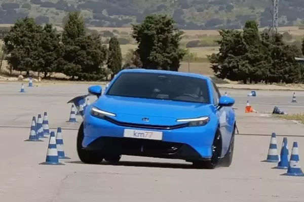 Honda Prelude Excels in Emergency Maneuver Test
