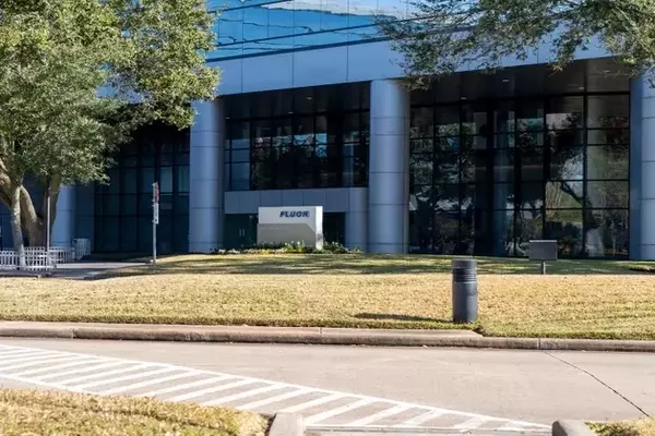 Fluor Corporation: A 'Hold' Amidst Volatility and Subdued Growth Prospects