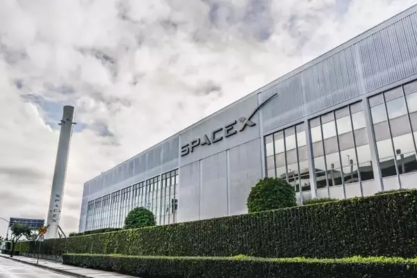SpaceX's Overvalued Ambitions: A Critical Investment Analysis