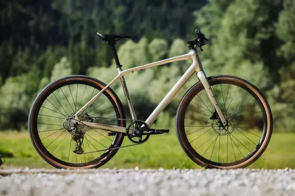 Merida Speeder: The Versatile Flat-Bar Hybrid Evolving for Gravel Adventures
