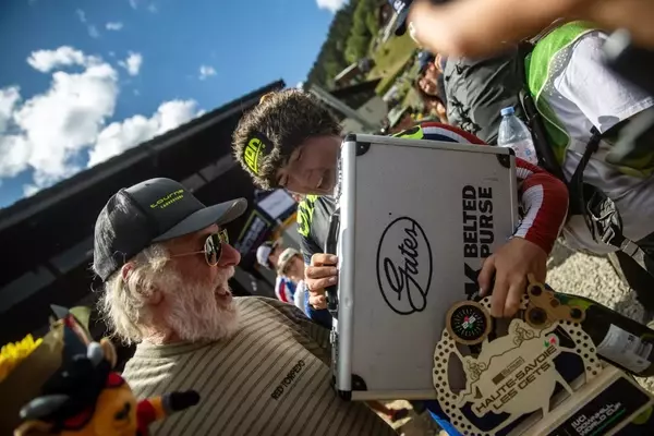 Hattie Harnden Secures Historic Belt-Drive Victory at UCI World Cup Downhill