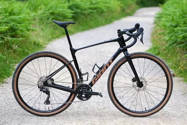 Giant Revolt Advanced 2 (2026) Gravel Bike Review: A Versatile All-Rounder
